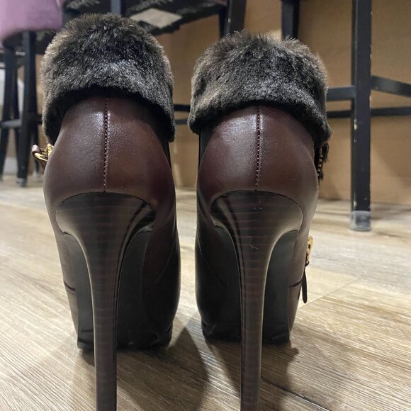 GUESS "Ivorie" Black Leather Faux Fur Trim Ankle Booties Women's - Picture 3 of 12